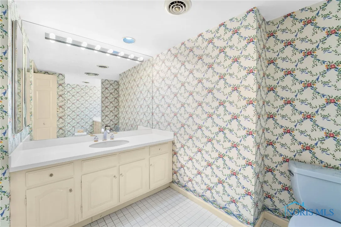 4343 W Bancroft Street 4g, Ottawa Hills, Ohio 43615, 2 Bedrooms Bedrooms, 7 Rooms Rooms,2 BathroomsBathrooms,Residential,For Sale,Bancroft,6128802