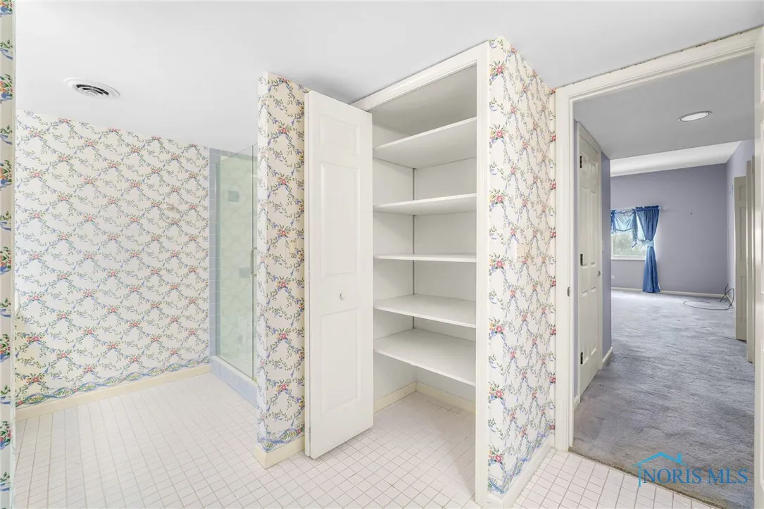 4343 W Bancroft Street 4g, Ottawa Hills, Ohio 43615, 2 Bedrooms Bedrooms, 7 Rooms Rooms,2 BathroomsBathrooms,Residential,For Sale,Bancroft,6128802
