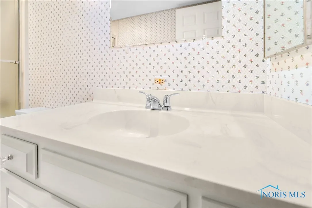 4343 W Bancroft Street 4g, Ottawa Hills, Ohio 43615, 2 Bedrooms Bedrooms, 7 Rooms Rooms,2 BathroomsBathrooms,Residential,For Sale,Bancroft,6128802
