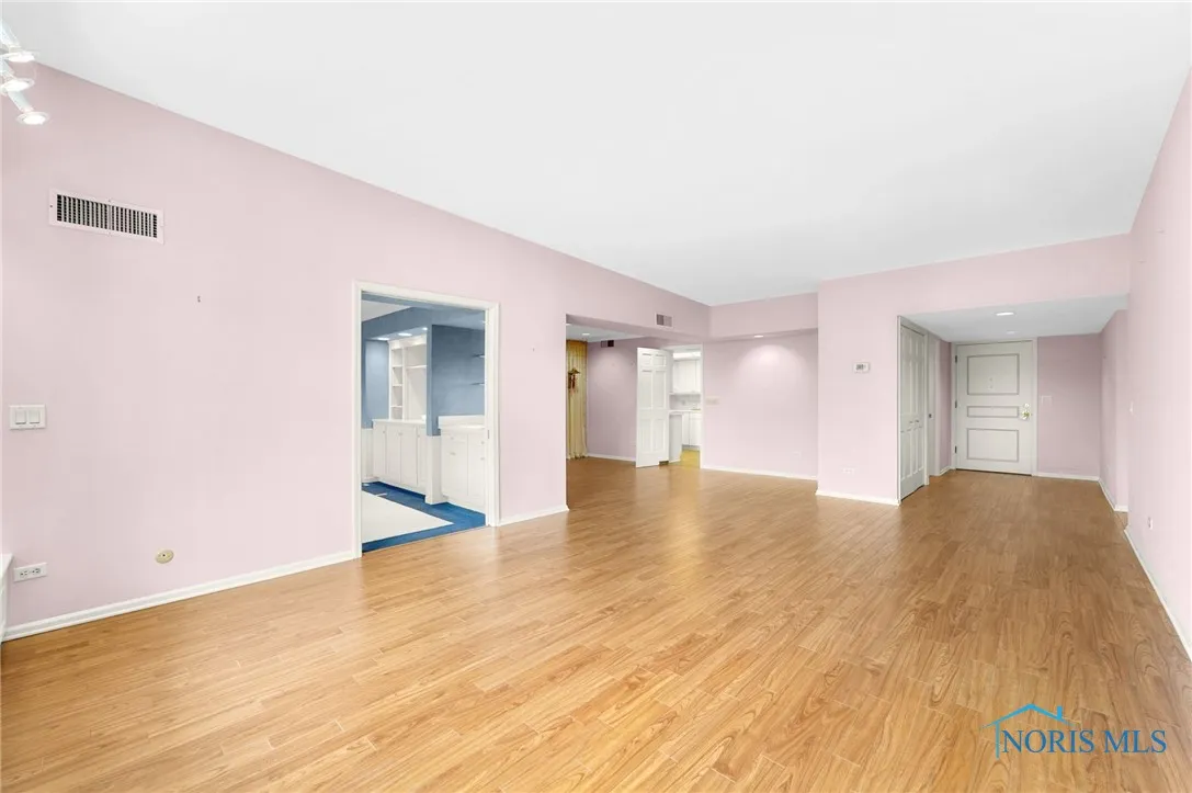 4343 W Bancroft Street 4g, Ottawa Hills, Ohio 43615, 2 Bedrooms Bedrooms, 7 Rooms Rooms,2 BathroomsBathrooms,Residential,For Sale,Bancroft,6128802
