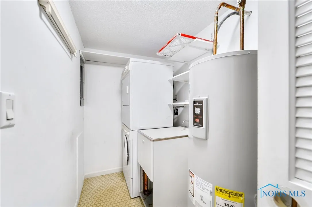 4343 W Bancroft Street 4g, Ottawa Hills, Ohio 43615, 2 Bedrooms Bedrooms, 7 Rooms Rooms,2 BathroomsBathrooms,Residential,For Sale,Bancroft,6128802