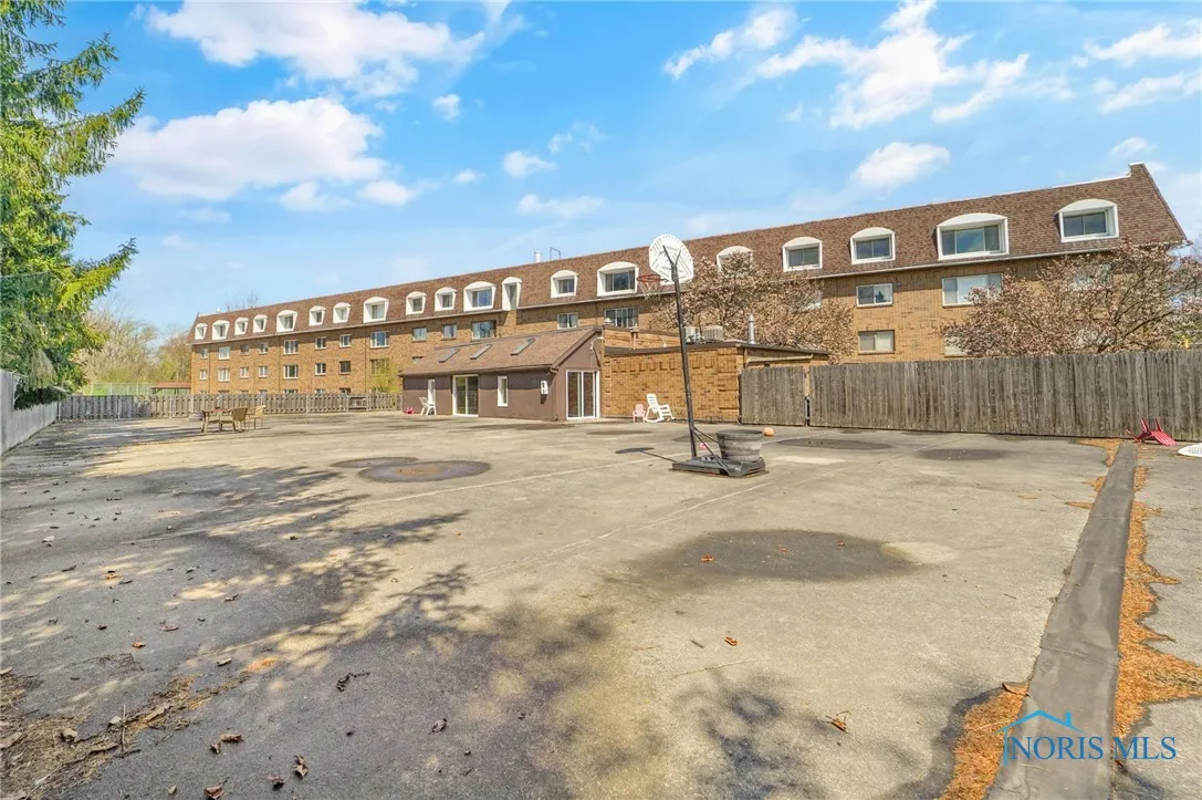 4343 W Bancroft Street 4g, Ottawa Hills, Ohio 43615, 2 Bedrooms Bedrooms, 7 Rooms Rooms,2 BathroomsBathrooms,Residential,For Sale,Bancroft,6128802