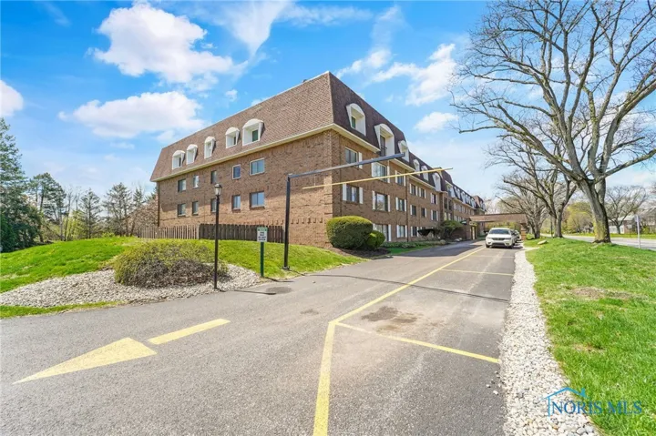 4343 W Bancroft Street 4g, Ottawa Hills, Ohio 43615, 2 Bedrooms Bedrooms, 7 Rooms Rooms,2 BathroomsBathrooms,Residential,For Sale,Bancroft,6128802