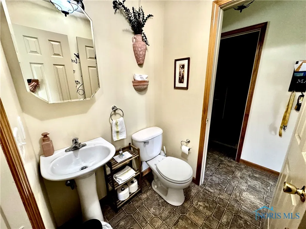 5130 Lake Shore Drive, Defiance, Ohio 43512, 4 Bedrooms Bedrooms, 11 Rooms Rooms,3 BathroomsBathrooms,Residential,For Sale,Lake Shore,6129175