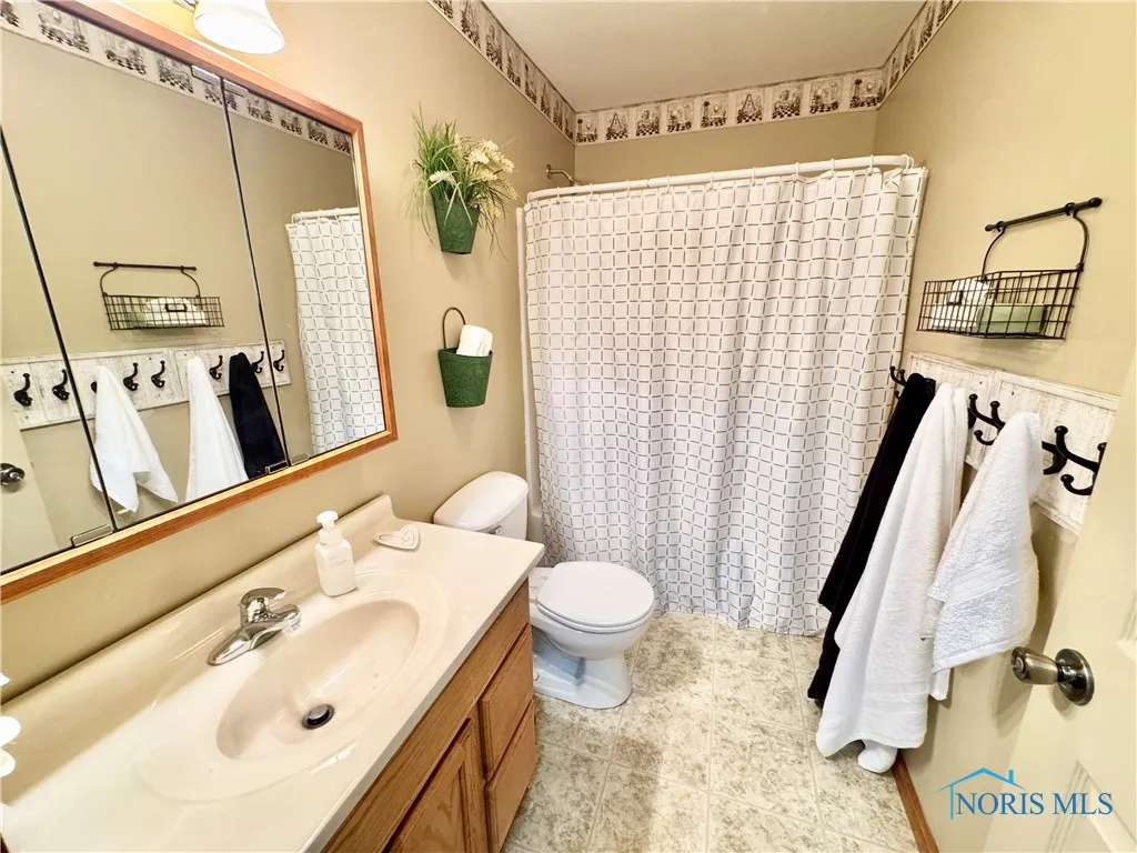 5130 Lake Shore Drive, Defiance, Ohio 43512, 4 Bedrooms Bedrooms, 11 Rooms Rooms,3 BathroomsBathrooms,Residential,For Sale,Lake Shore,6129175