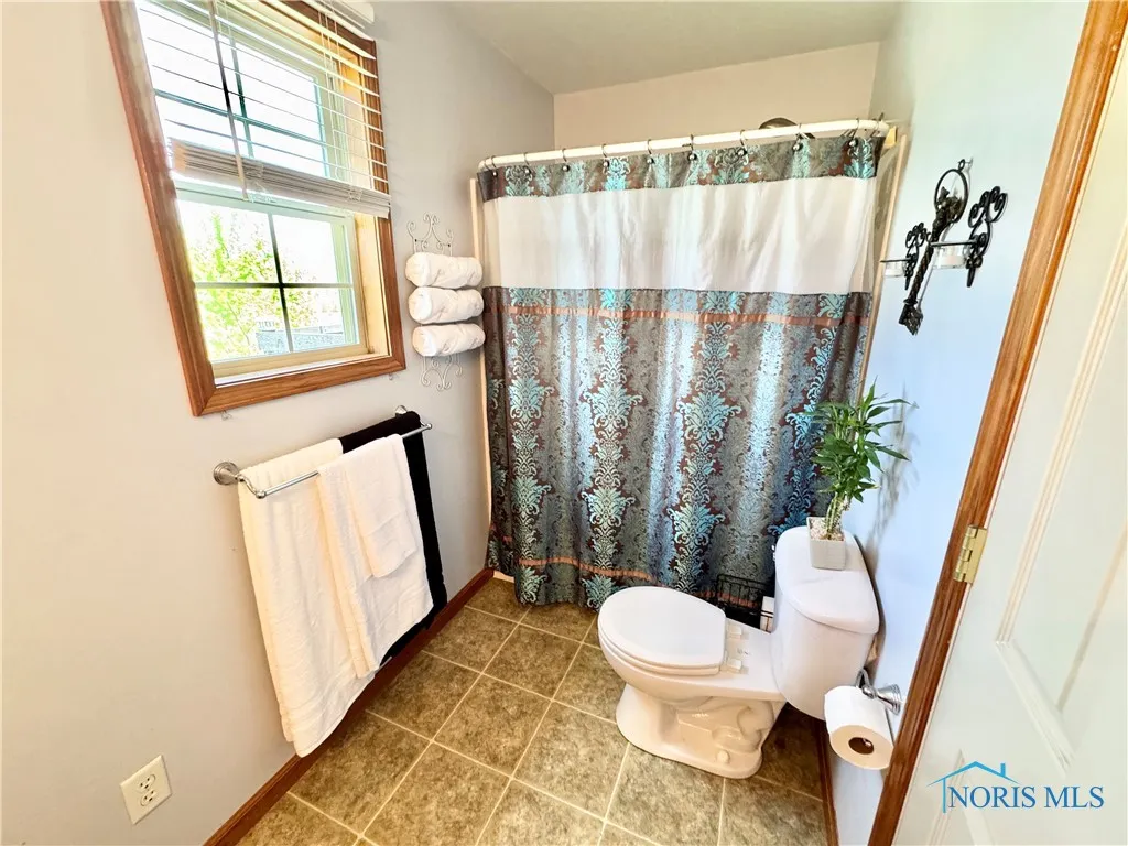 5130 Lake Shore Drive, Defiance, Ohio 43512, 4 Bedrooms Bedrooms, 11 Rooms Rooms,3 BathroomsBathrooms,Residential,For Sale,Lake Shore,6129175