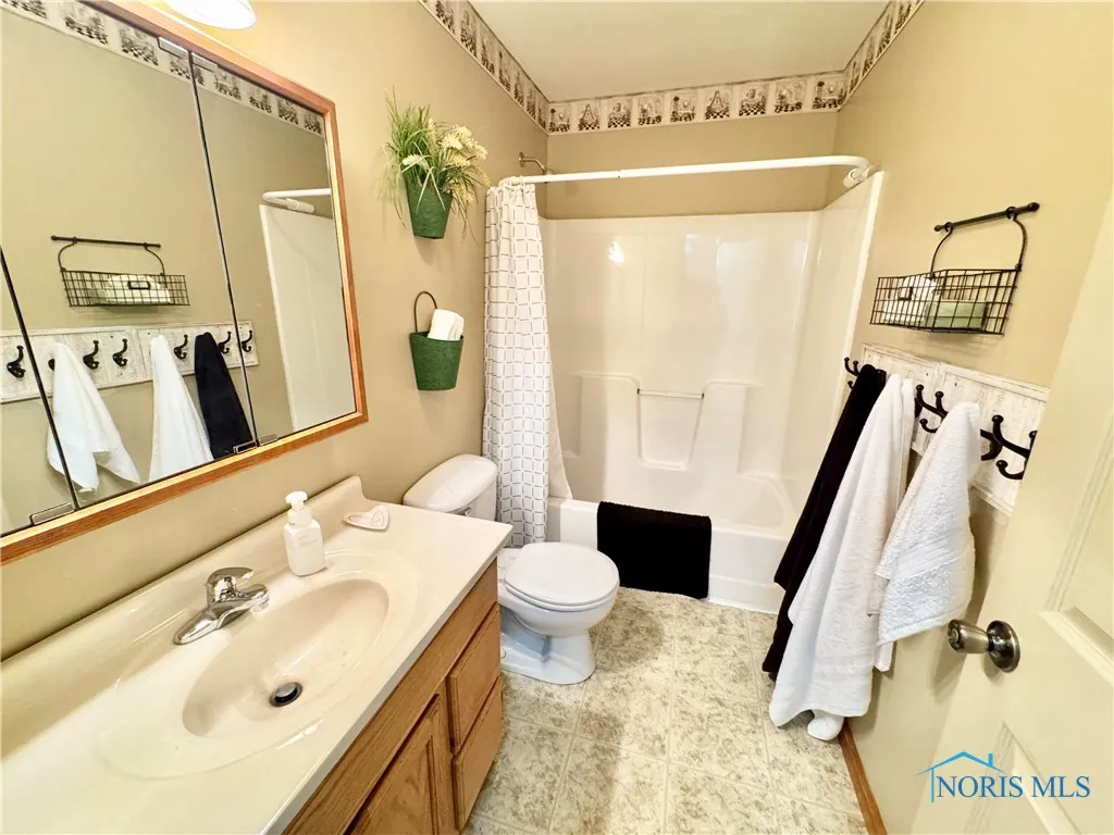 5130 Lake Shore Drive, Defiance, Ohio 43512, 4 Bedrooms Bedrooms, 11 Rooms Rooms,3 BathroomsBathrooms,Residential,For Sale,Lake Shore,6129175