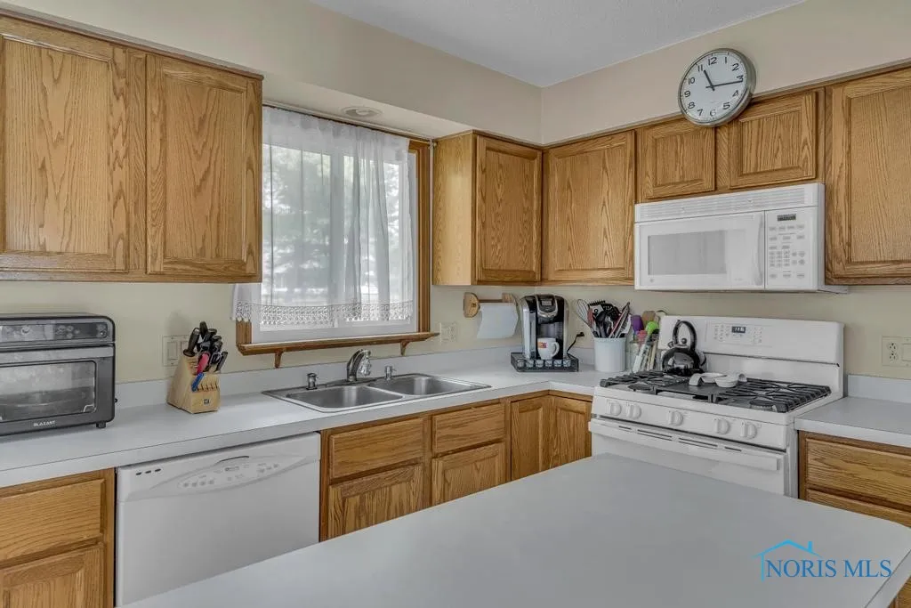 3739 Wild Pheasant Lane, Sylvania, Ohio 43560, 4 Bedrooms Bedrooms, 9 Rooms Rooms,3 BathroomsBathrooms,Residential,For Sale,Wild Pheasant,6129202