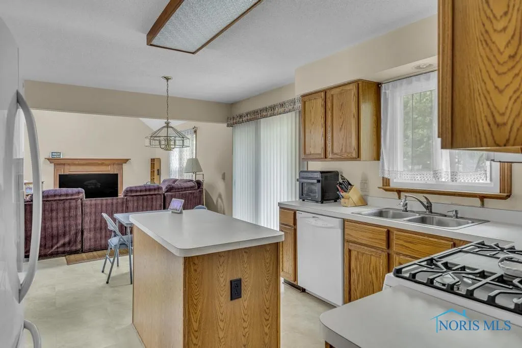 3739 Wild Pheasant Lane, Sylvania, Ohio 43560, 4 Bedrooms Bedrooms, 9 Rooms Rooms,3 BathroomsBathrooms,Residential,For Sale,Wild Pheasant,6129202