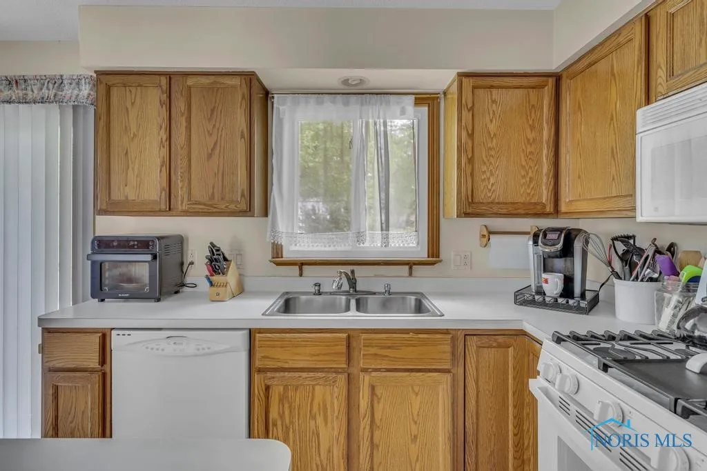 3739 Wild Pheasant Lane, Sylvania, Ohio 43560, 4 Bedrooms Bedrooms, 9 Rooms Rooms,3 BathroomsBathrooms,Residential,For Sale,Wild Pheasant,6129202