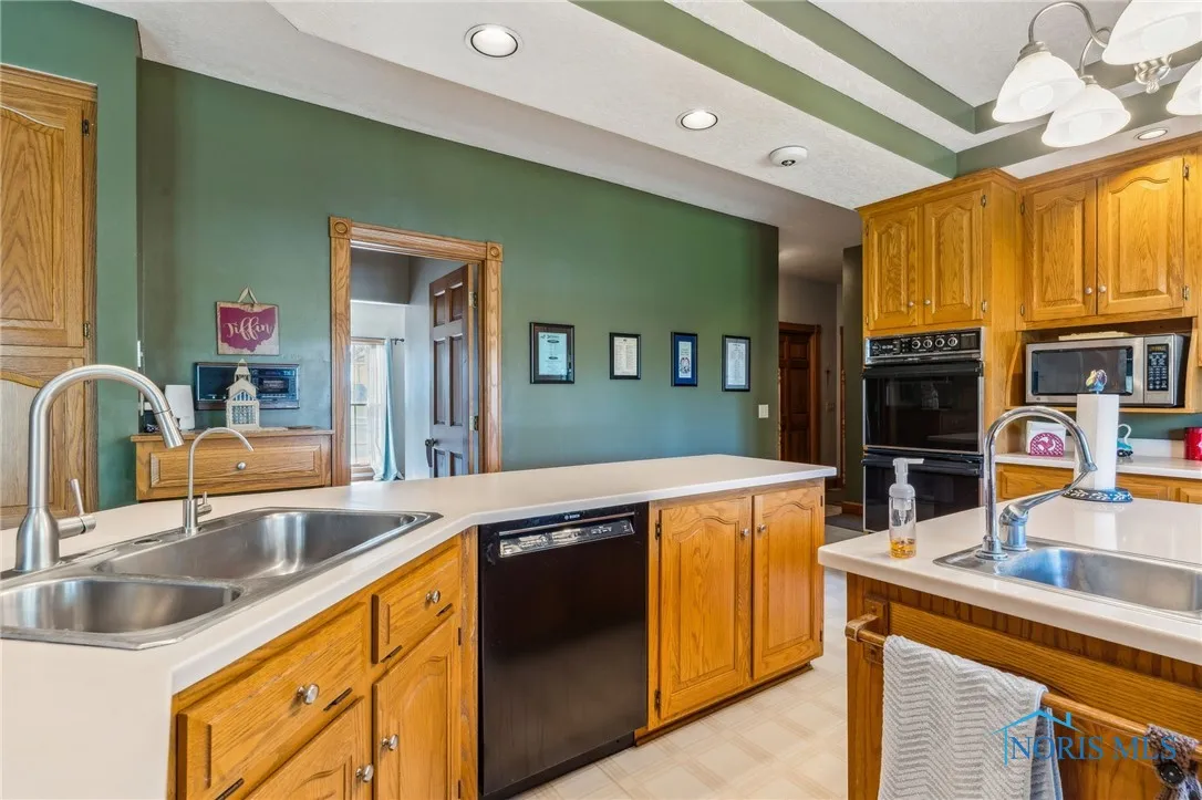 125 W Woodmere Drive, Tiffin, Ohio 44883, 6 Bedrooms Bedrooms, 13 Rooms Rooms,5 BathroomsBathrooms,Residential,For Sale,Woodmere,6129263