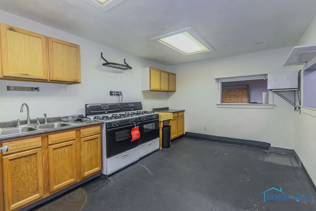 1701 Stahlwood Avenue, Toledo, Ohio 43613, ,Commercial Sale,For Sale,Stahlwood,6129362