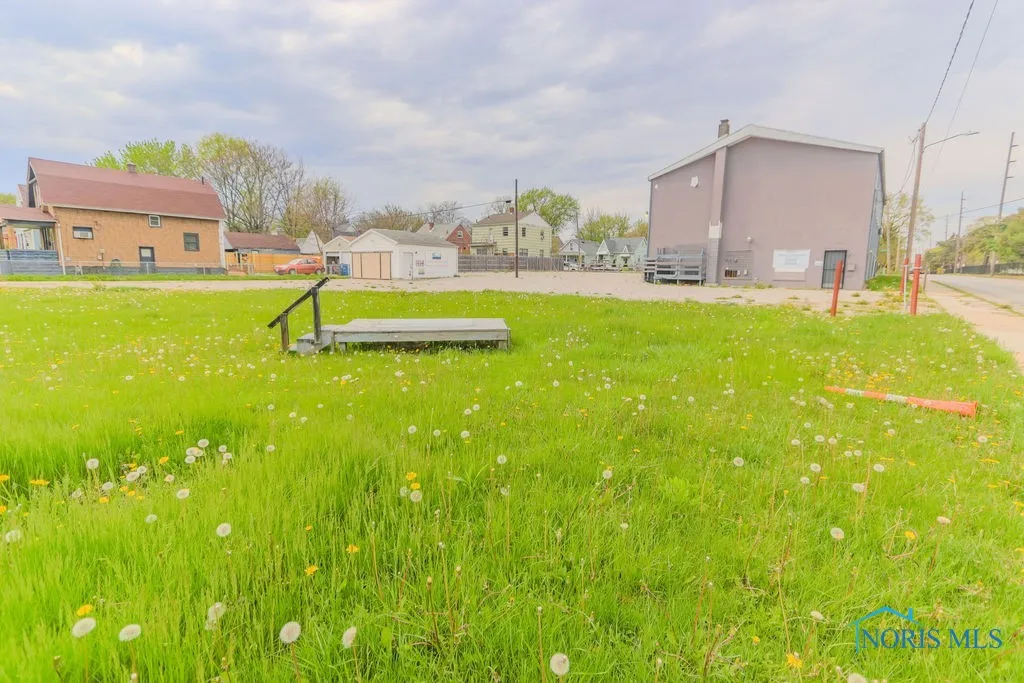 1701 Stahlwood Avenue, Toledo, Ohio 43613, ,Commercial Sale,For Sale,Stahlwood,6129362