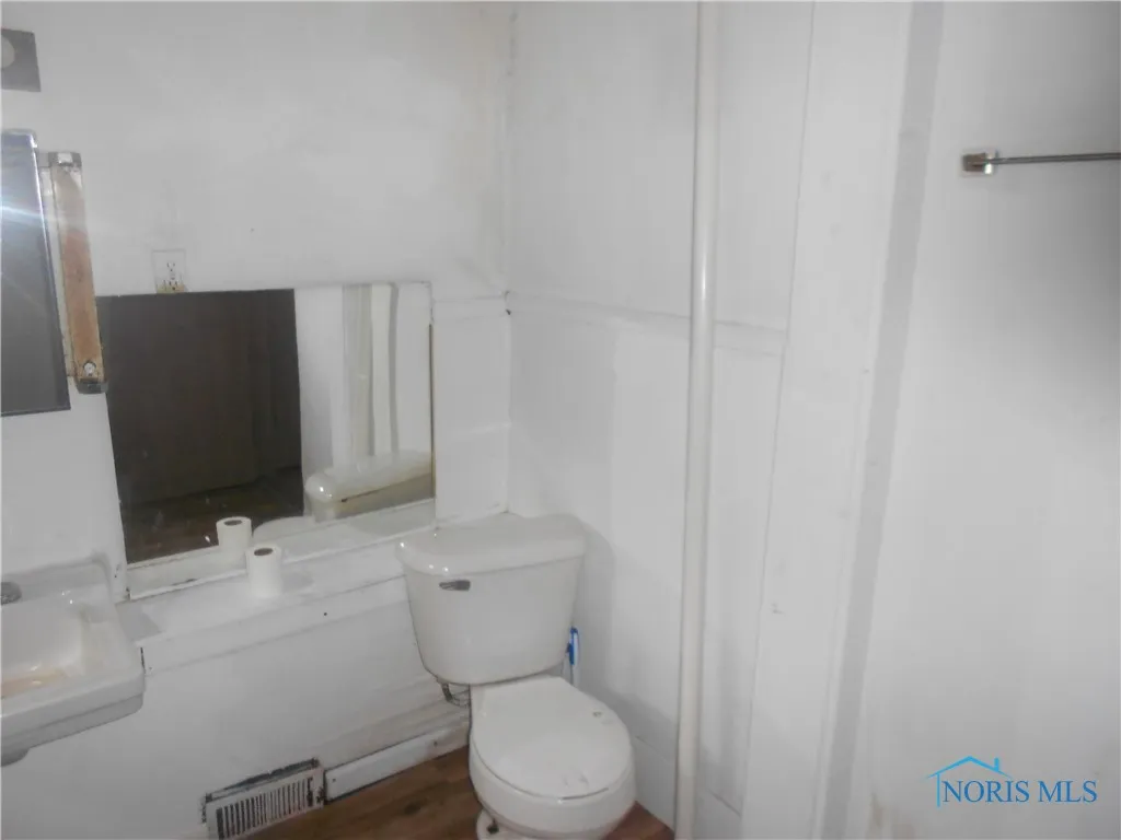 678 Congress Street, Toledo, Ohio 43609, 2 Bedrooms Bedrooms, 5 Rooms Rooms,1 BathroomBathrooms,Residential Lease,For Rent,Congress,6129944