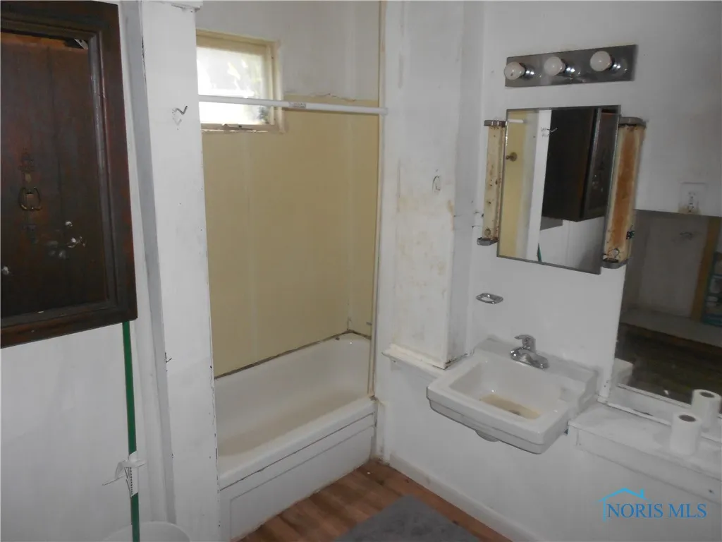 678 Congress Street, Toledo, Ohio 43609, 2 Bedrooms Bedrooms, 5 Rooms Rooms,1 BathroomBathrooms,Residential Lease,For Rent,Congress,6129944