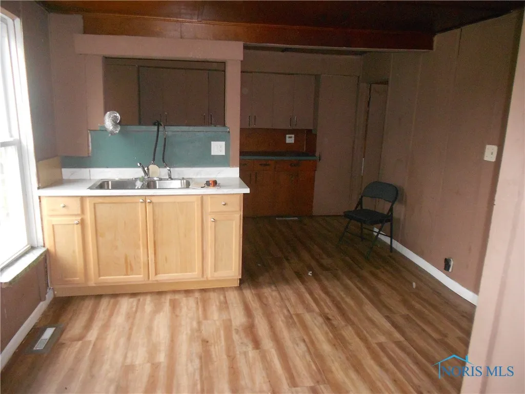 678 Congress Street, Toledo, Ohio 43609, 2 Bedrooms Bedrooms, 5 Rooms Rooms,1 BathroomBathrooms,Residential Lease,For Rent,Congress,6129944