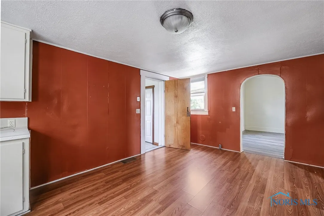 446 Center Street, Findlay, Ohio 45840, 2 Bedrooms Bedrooms, 8 Rooms Rooms,2 BathroomsBathrooms,Residential,For Sale,Center,6130138