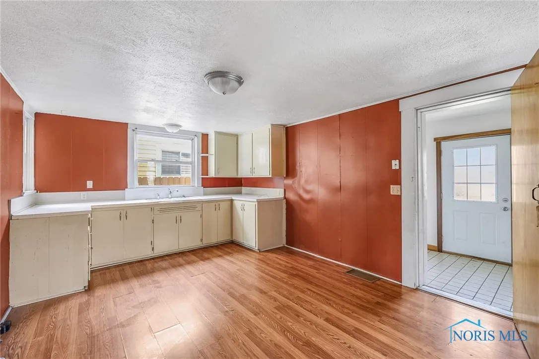 446 Center Street, Findlay, Ohio 45840, 2 Bedrooms Bedrooms, 8 Rooms Rooms,2 BathroomsBathrooms,Residential,For Sale,Center,6130138