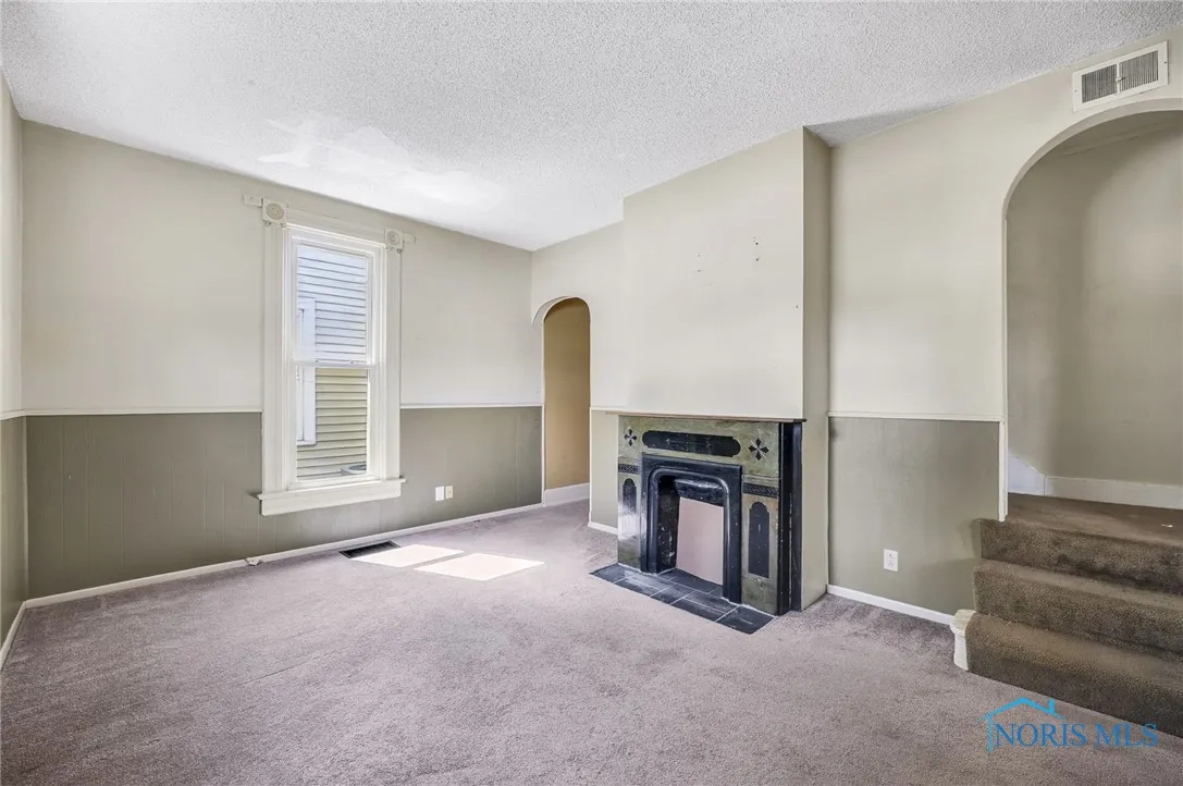 446 Center Street, Findlay, Ohio 45840, 2 Bedrooms Bedrooms, 8 Rooms Rooms,2 BathroomsBathrooms,Residential,For Sale,Center,6130138