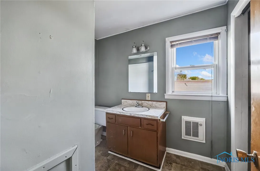 446 Center Street, Findlay, Ohio 45840, 2 Bedrooms Bedrooms, 8 Rooms Rooms,2 BathroomsBathrooms,Residential,For Sale,Center,6130138