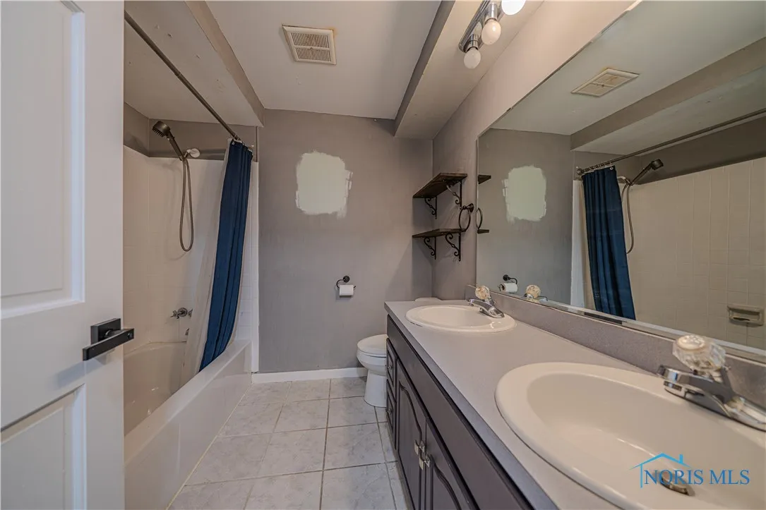 3849 Sylvanwood Drive, Sylvania, Ohio 43560, 4 Bedrooms Bedrooms, 7 Rooms Rooms,3 BathroomsBathrooms,Residential,For Sale,Sylvanwood,6130857