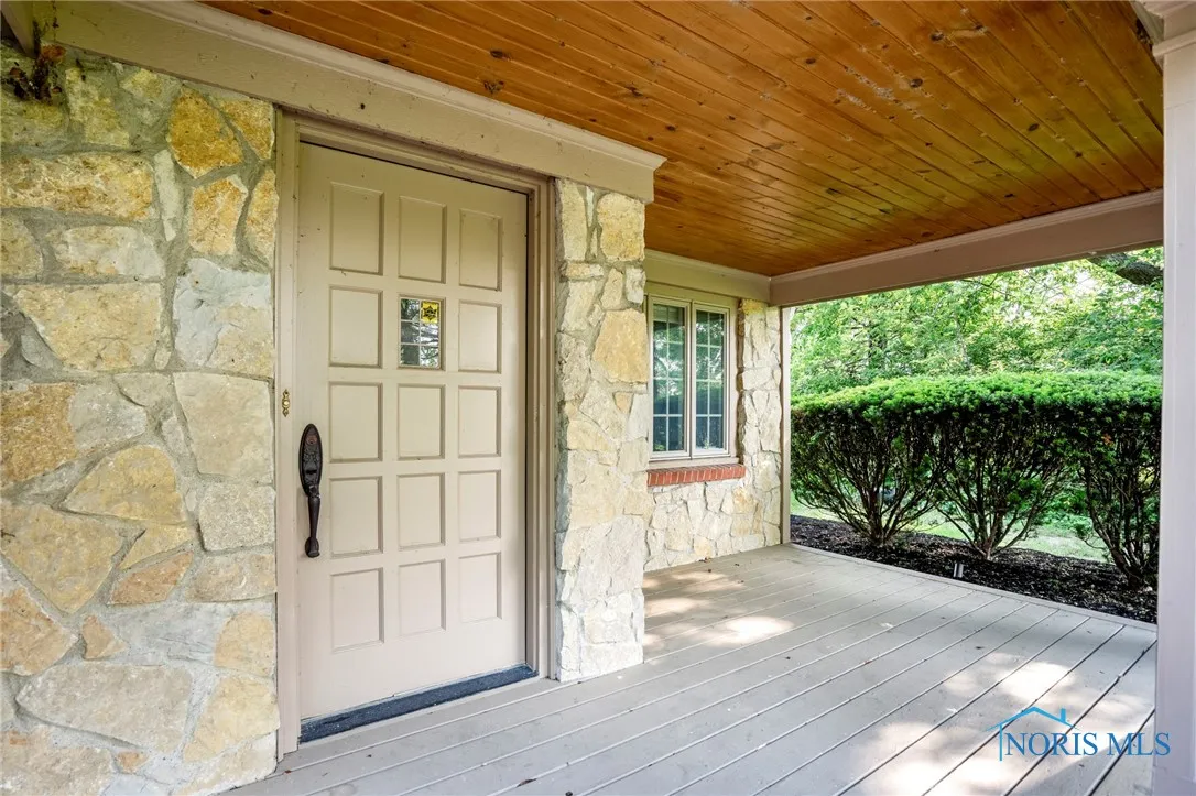 16890 W River Road, Bowling Green, Ohio 43402, 5 Bedrooms Bedrooms, 15 Rooms Rooms,5 BathroomsBathrooms,Residential,For Sale,River,6130826