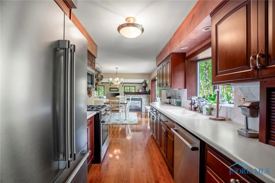 16890 W River Road, Bowling Green, Ohio 43402, 5 Bedrooms Bedrooms, 15 Rooms Rooms,5 BathroomsBathrooms,Residential,For Sale,River,6130826