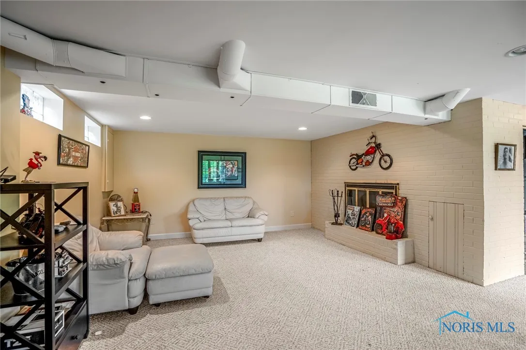 16890 W River Road, Bowling Green, Ohio 43402, 5 Bedrooms Bedrooms, 15 Rooms Rooms,5 BathroomsBathrooms,Residential,For Sale,River,6130826