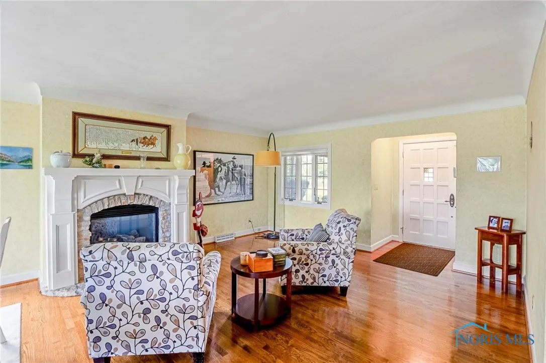 16890 W River Road, Bowling Green, Ohio 43402, 5 Bedrooms Bedrooms, 15 Rooms Rooms,5 BathroomsBathrooms,Residential,For Sale,River,6130826