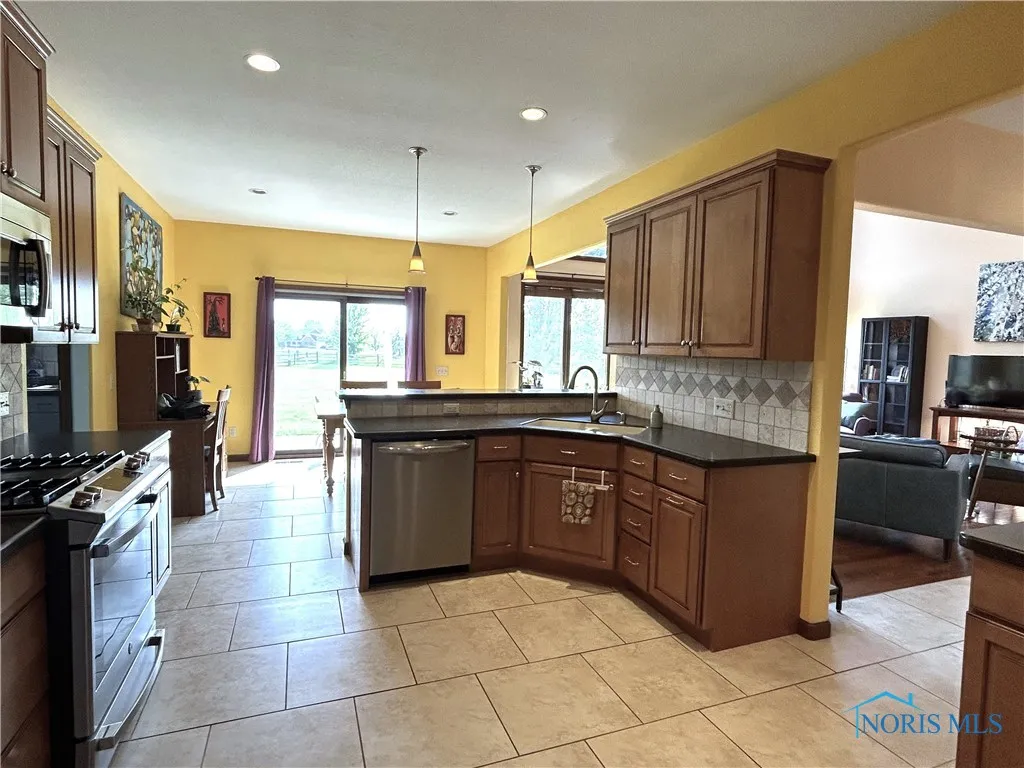 7939 N Woodbridge Road, Monclova, Ohio 43542, 4 Bedrooms Bedrooms, 13 Rooms Rooms,4 BathroomsBathrooms,Residential,For Sale,Woodbridge,6130875