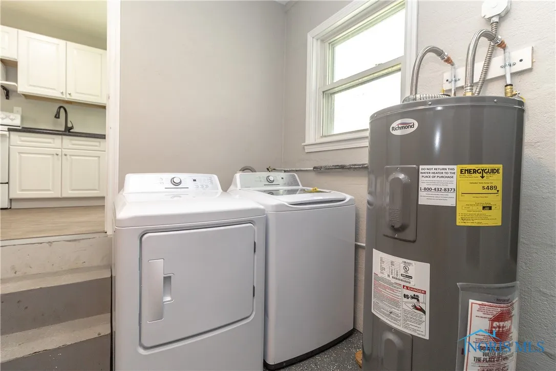 12922 Airport Highway, Swanton, Ohio 43558, 2 Bedrooms Bedrooms, 6 Rooms Rooms,1 BathroomBathrooms,Residential,For Sale,Airport,6130784