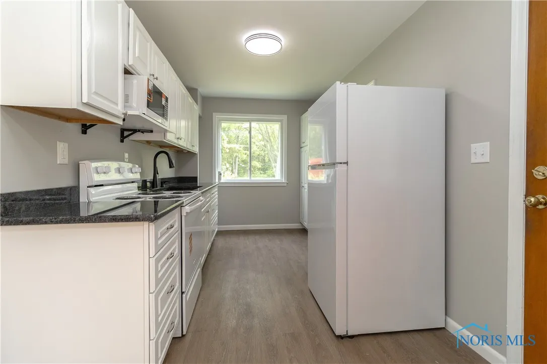 12922 Airport Highway, Swanton, Ohio 43558, 2 Bedrooms Bedrooms, 6 Rooms Rooms,1 BathroomBathrooms,Residential,For Sale,Airport,6130784
