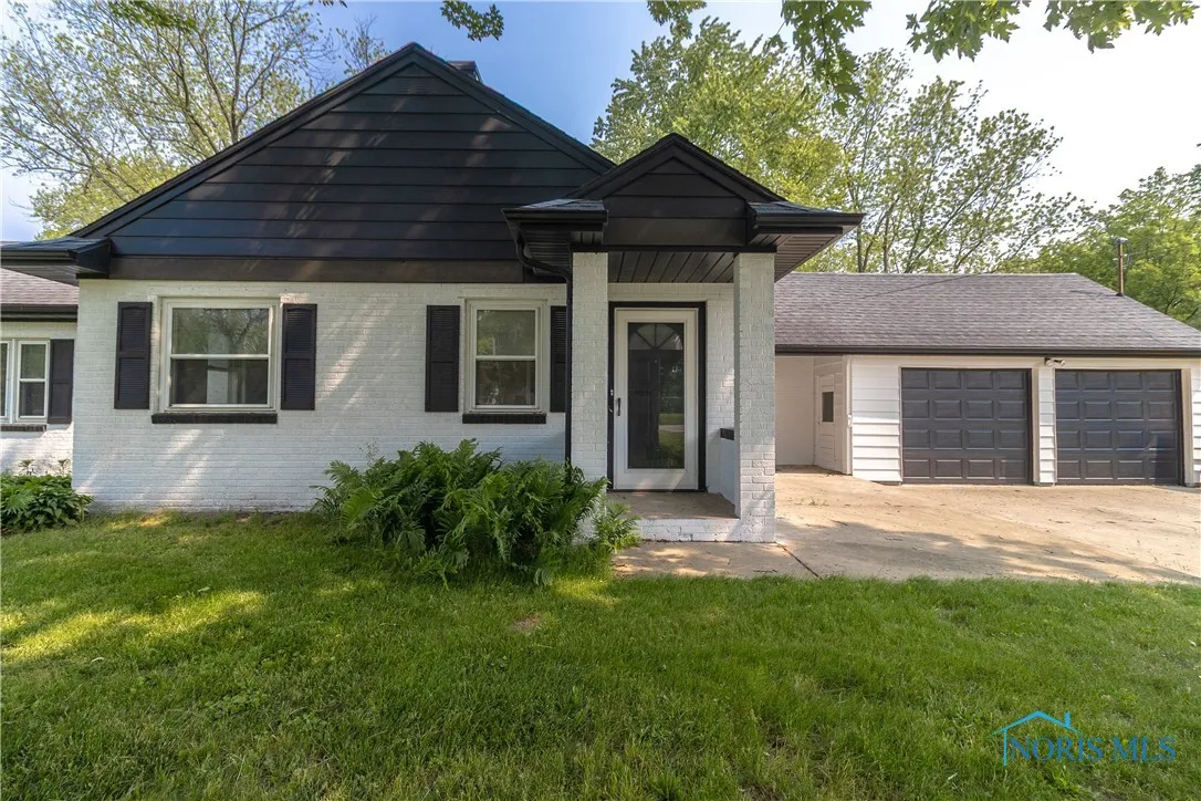 12922 Airport Highway, Swanton, Ohio 43558, 2 Bedrooms Bedrooms, 6 Rooms Rooms,1 BathroomBathrooms,Residential,For Sale,Airport,6130784