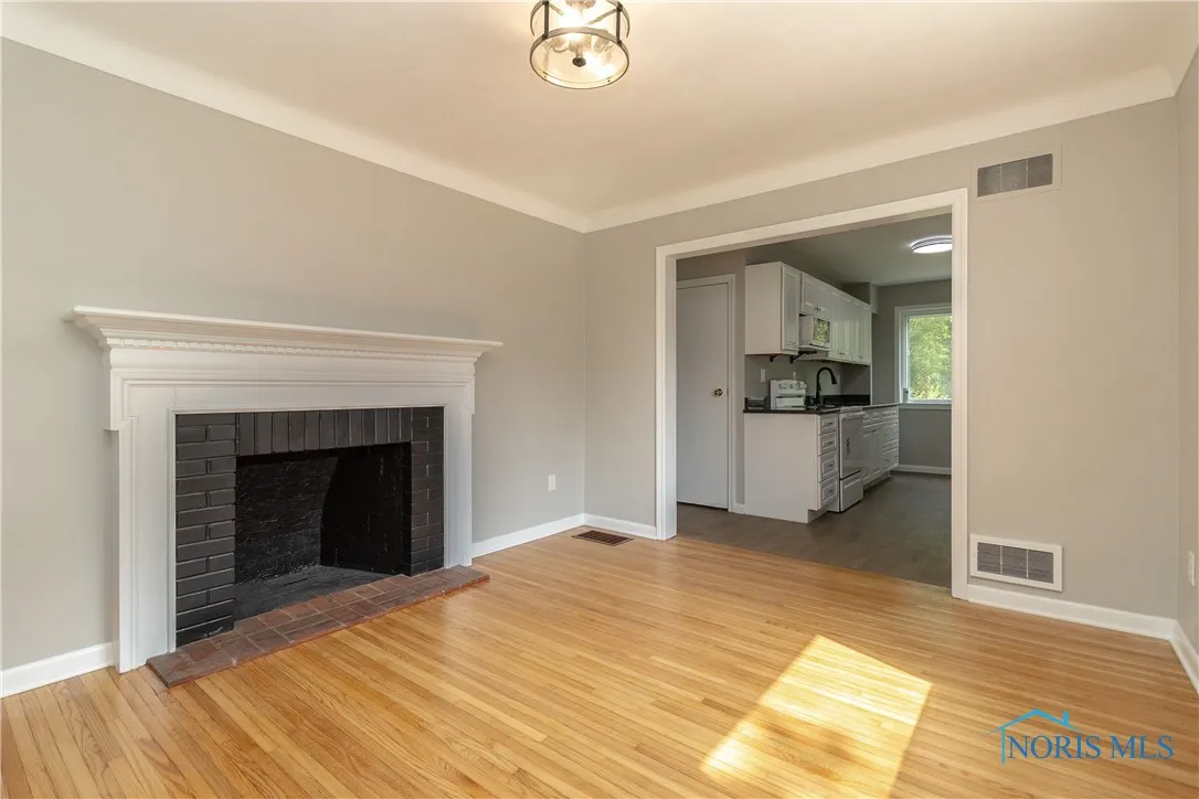 12922 Airport Highway, Swanton, Ohio 43558, 2 Bedrooms Bedrooms, 6 Rooms Rooms,1 BathroomBathrooms,Residential,For Sale,Airport,6130784
