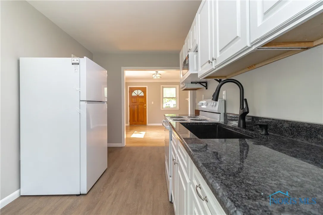 12922 Airport Highway, Swanton, Ohio 43558, 2 Bedrooms Bedrooms, 6 Rooms Rooms,1 BathroomBathrooms,Residential,For Sale,Airport,6130784
