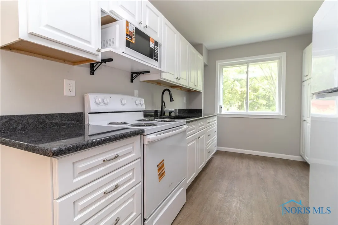 12922 Airport Highway, Swanton, Ohio 43558, 2 Bedrooms Bedrooms, 6 Rooms Rooms,1 BathroomBathrooms,Residential,For Sale,Airport,6130784