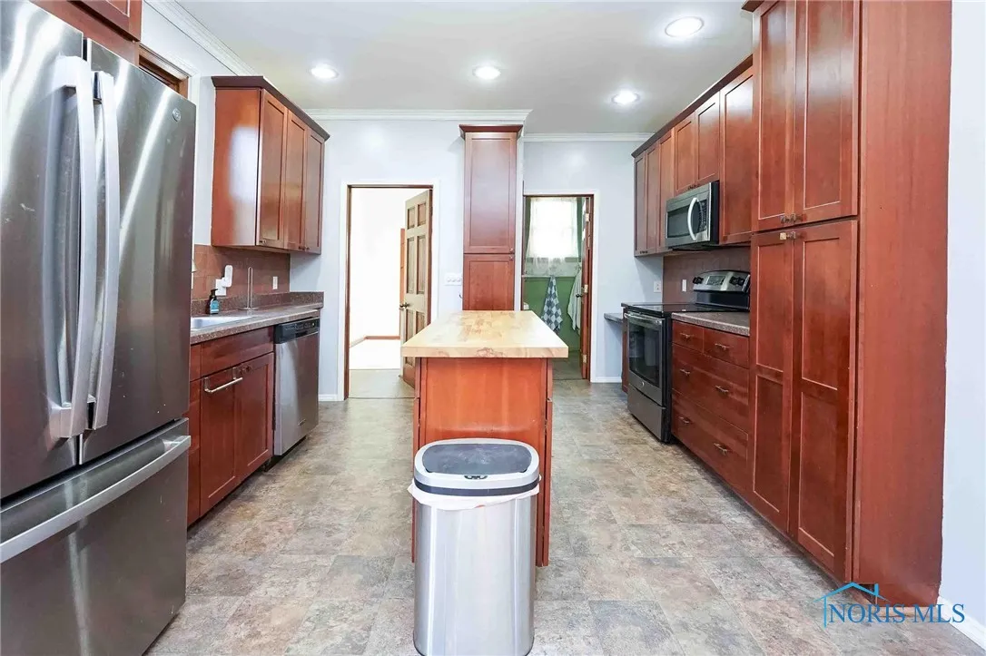 117 3rd Street, Findlay, Ohio 45840, 3 Bedrooms Bedrooms, 7 Rooms Rooms,2 BathroomsBathrooms,Residential,For Sale,3rd,6131073