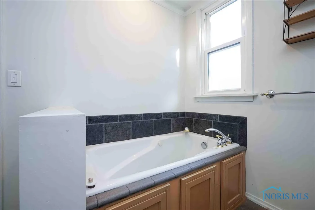 117 3rd Street, Findlay, Ohio 45840, 3 Bedrooms Bedrooms, 7 Rooms Rooms,2 BathroomsBathrooms,Residential,For Sale,3rd,6131073