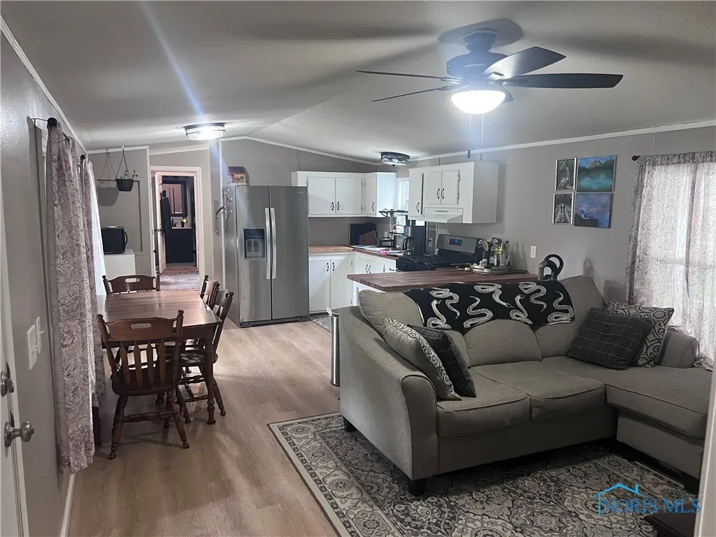 77 W Foxrun, Holland, Ohio 43528, 3 Bedrooms Bedrooms, 6 Rooms Rooms,2 BathroomsBathrooms,Residential,For Sale,Foxrun,6131335