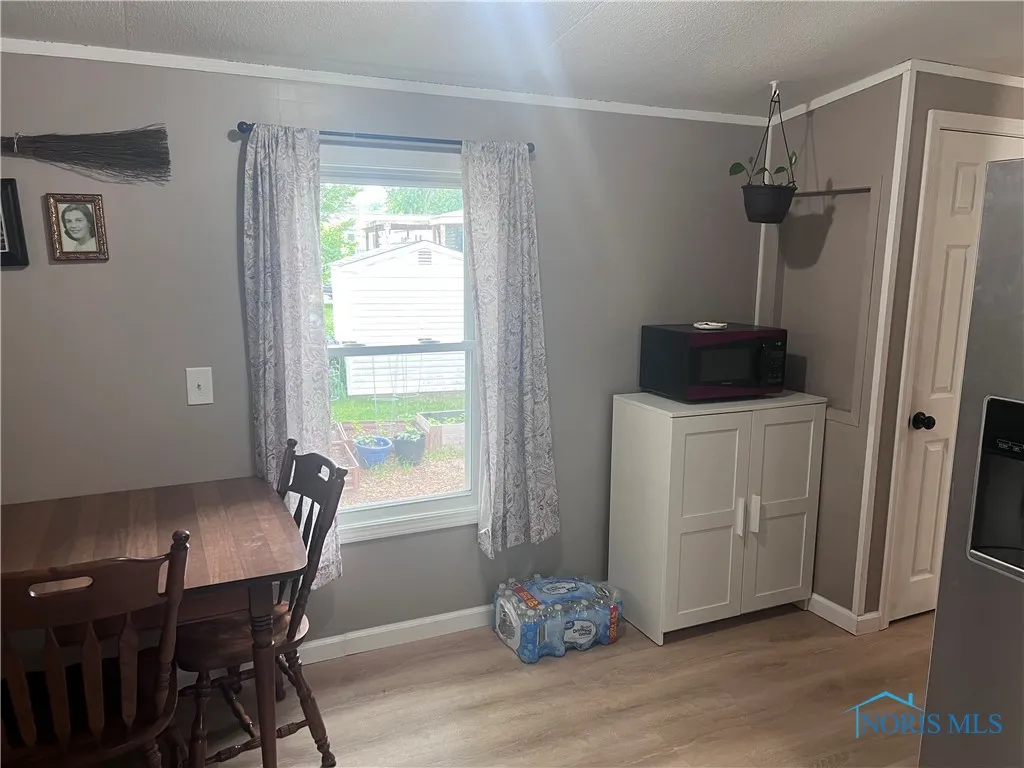 77 W Foxrun, Holland, Ohio 43528, 3 Bedrooms Bedrooms, 6 Rooms Rooms,2 BathroomsBathrooms,Residential,For Sale,Foxrun,6131335