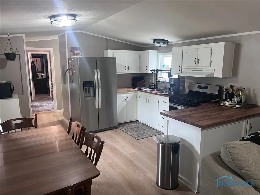 77 W Foxrun, Holland, Ohio 43528, 3 Bedrooms Bedrooms, 6 Rooms Rooms,2 BathroomsBathrooms,Residential,For Sale,Foxrun,6131335