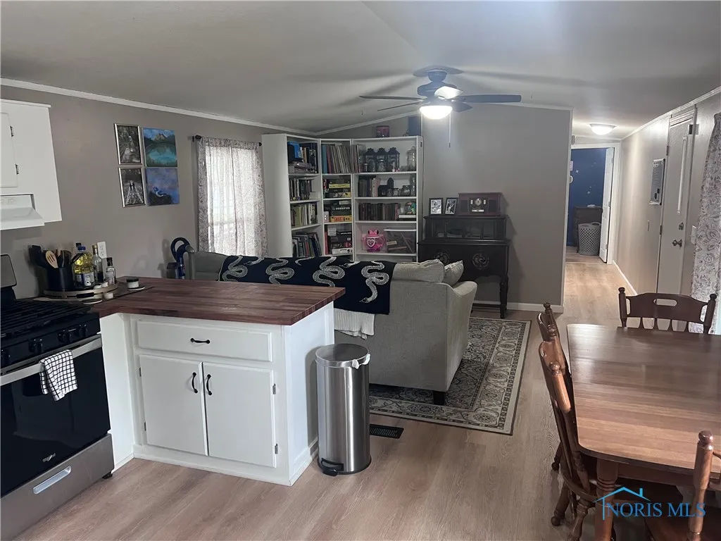 77 W Foxrun, Holland, Ohio 43528, 3 Bedrooms Bedrooms, 6 Rooms Rooms,2 BathroomsBathrooms,Residential,For Sale,Foxrun,6131335