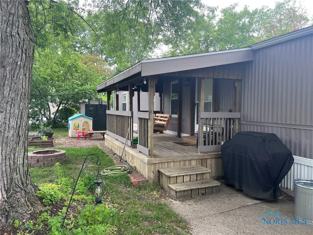 77 W Foxrun, Holland, Ohio 43528, 3 Bedrooms Bedrooms, 6 Rooms Rooms,2 BathroomsBathrooms,Residential,For Sale,Foxrun,6131335