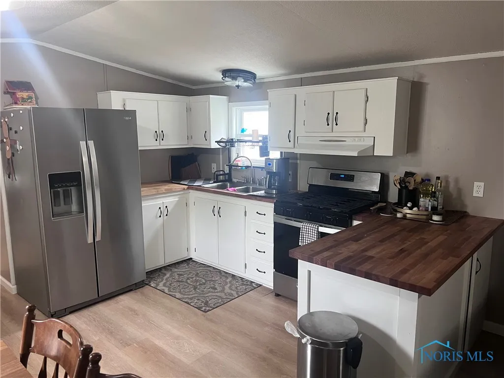 77 W Foxrun, Holland, Ohio 43528, 3 Bedrooms Bedrooms, 6 Rooms Rooms,2 BathroomsBathrooms,Residential,For Sale,Foxrun,6131335