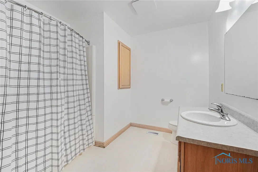9064 Frankfort Road, Holland, Ohio 43528, 3 Bedrooms Bedrooms, 9 Rooms Rooms,3 BathroomsBathrooms,Residential,For Sale,Frankfort,6131457