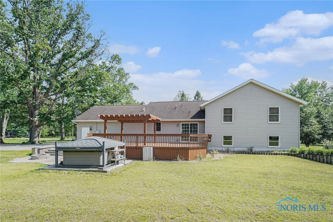 9064 Frankfort Road, Holland, Ohio 43528, 3 Bedrooms Bedrooms, 9 Rooms Rooms,3 BathroomsBathrooms,Residential,For Sale,Frankfort,6131457