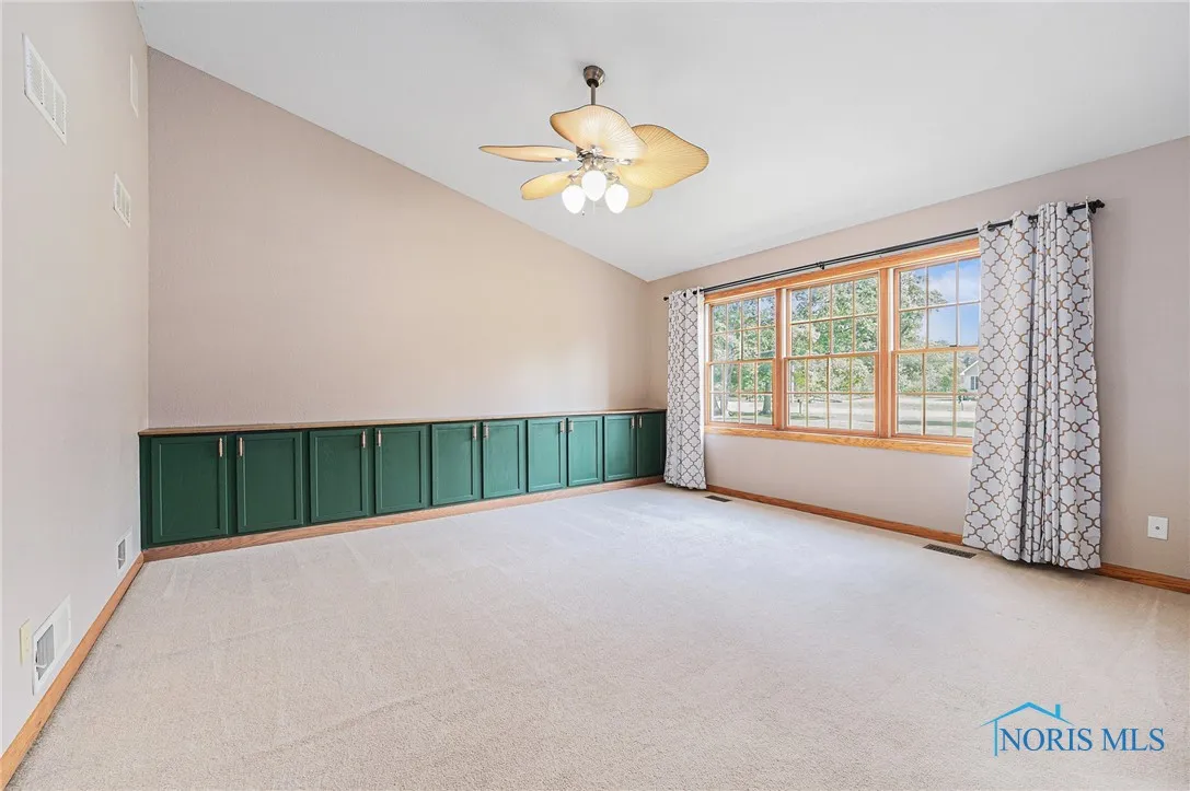 9064 Frankfort Road, Holland, Ohio 43528, 3 Bedrooms Bedrooms, 9 Rooms Rooms,3 BathroomsBathrooms,Residential,For Sale,Frankfort,6131457