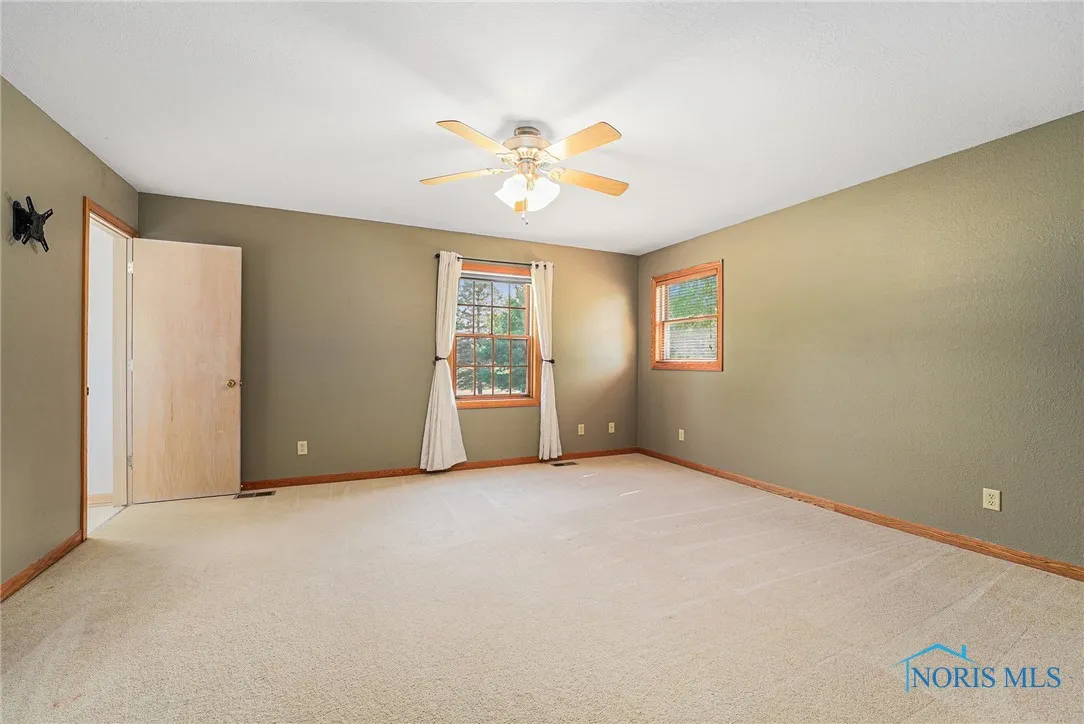 9064 Frankfort Road, Holland, Ohio 43528, 3 Bedrooms Bedrooms, 9 Rooms Rooms,3 BathroomsBathrooms,Residential,For Sale,Frankfort,6131457