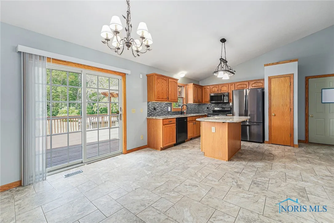 9064 Frankfort Road, Holland, Ohio 43528, 3 Bedrooms Bedrooms, 9 Rooms Rooms,3 BathroomsBathrooms,Residential,For Sale,Frankfort,6131457