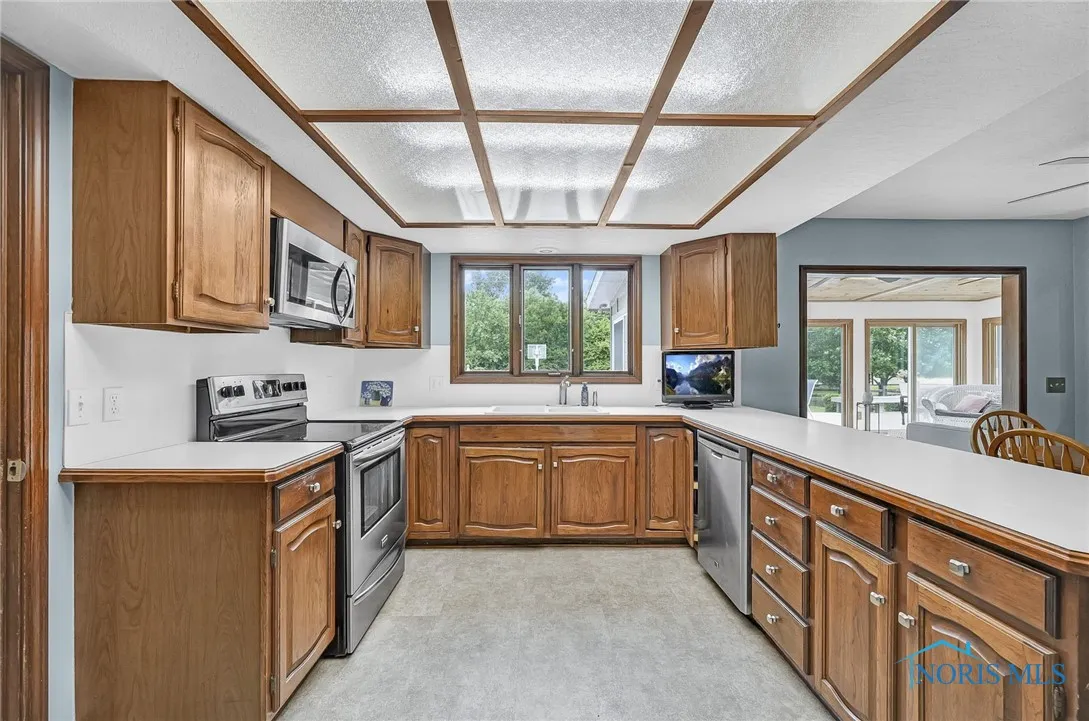 7040 Country Creek Road, Maumee, Ohio 43537, 4 Bedrooms Bedrooms, 11 Rooms Rooms,3 BathroomsBathrooms,Residential,For Sale,Country Creek,6131462